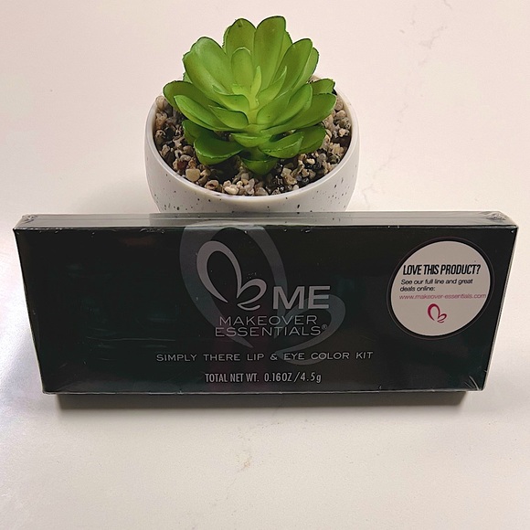 ME Makeover Essentials Simply There Eye & Lip Kit - Picture 1 of 3